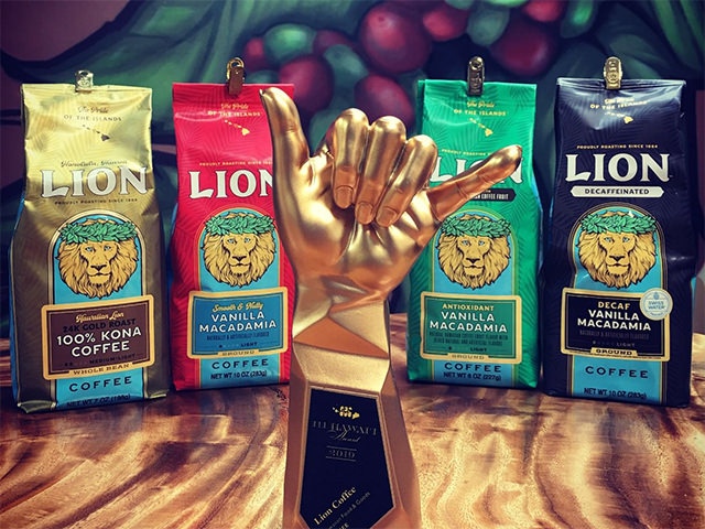 「111ハワイアワード」の授賞式にて、ライオンコーヒーがコーヒーカテゴリーで1位受賞